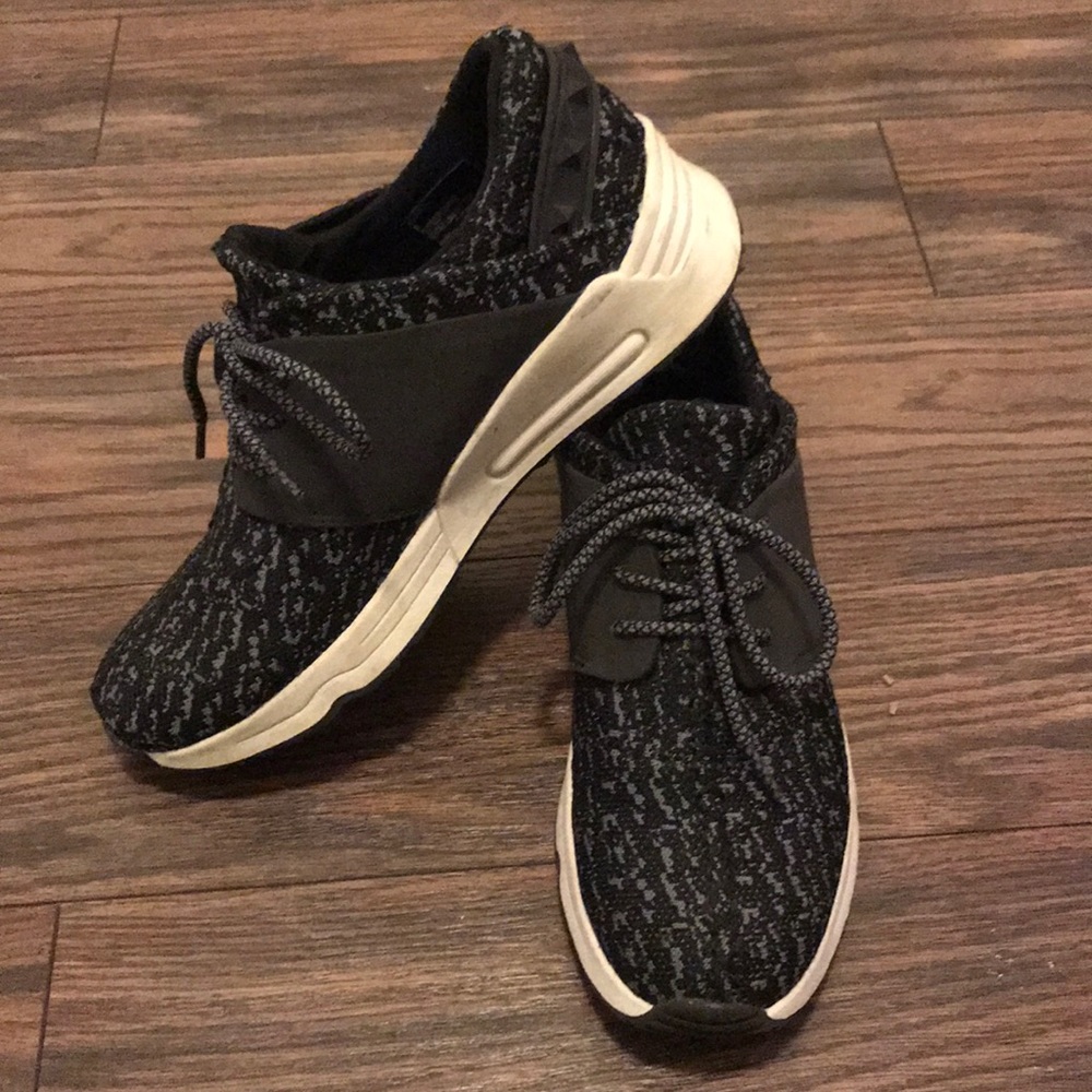 Madden Girl Airratic Fabric Low Top Sneakers